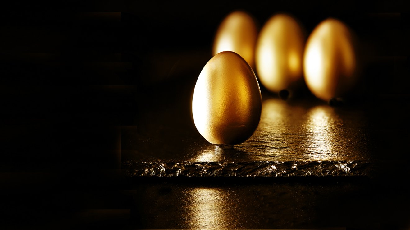 Золотые яйца 2. Яйцо на черном фоне. Яйцо золото. Золотое яйцо на черном фоне. Черные яйца.