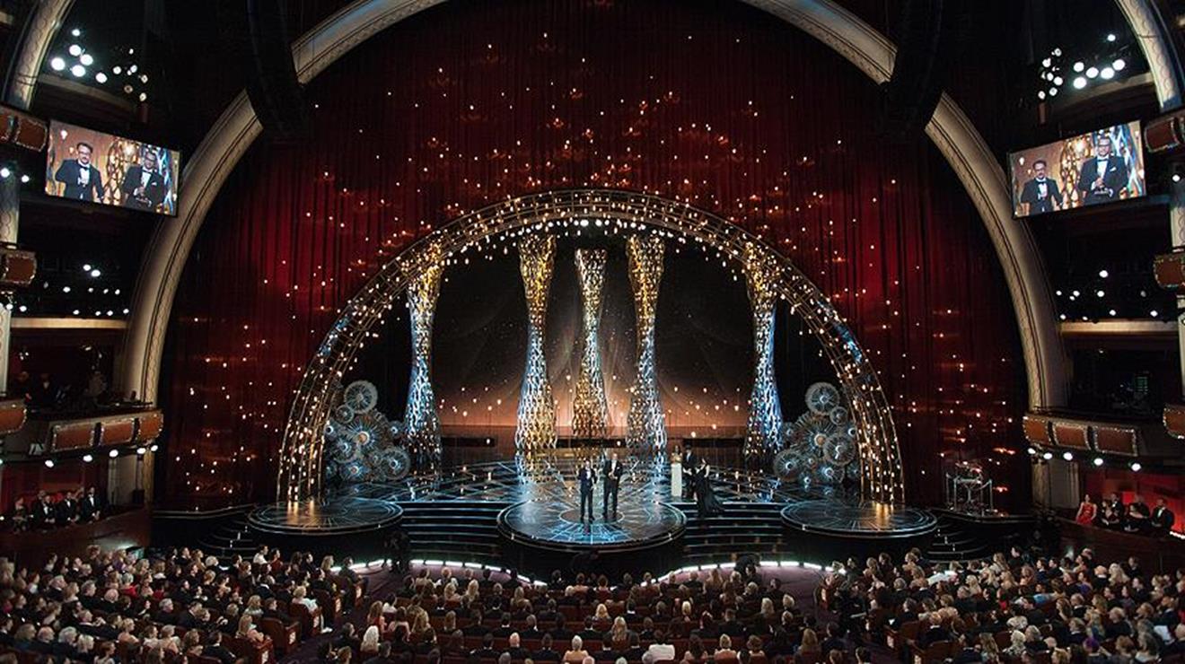 Глав сцена. Театр долби Оскар. Лос Анджелес вручение Оскара. Dolby Theatre сцена. Сцена Оскар.