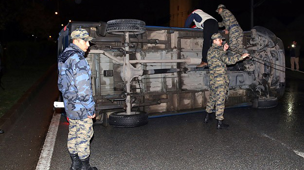 Aksaray'da askeri minibüs devrildi: 2 yaralı