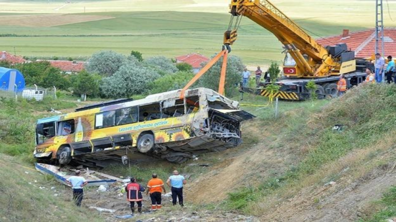 Ankara'da belediye otobüsü devrildi: 2 ölü, 16 yaralı