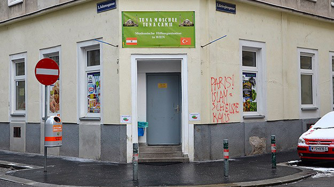 Avusturya'da cami duvarına İslam karşıtı yazılar yazıldı