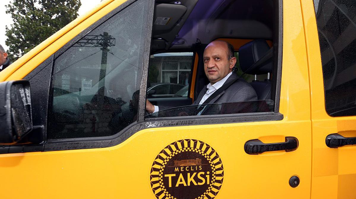 Bakan Işık 'taksi şoförlüğü' yaptı