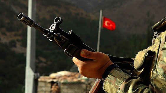 Cinnet getiren asker 3 arkadaşını şehit etti