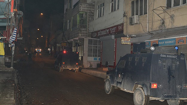 Cizre'de polise taşla saldıran gruba müdahale