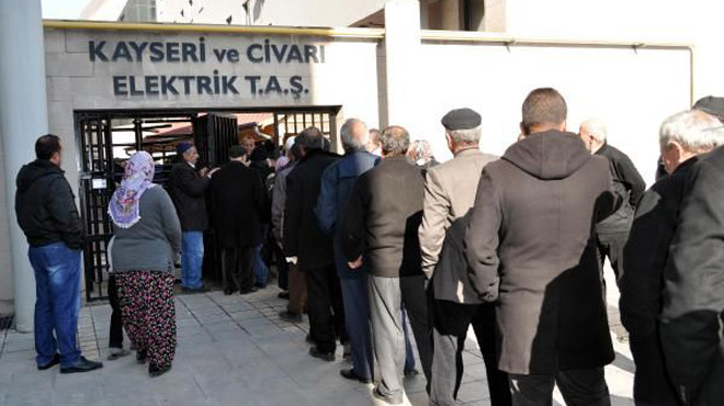 Elektrik şirketi önünde 'kayıp kaçak kuyruğu'