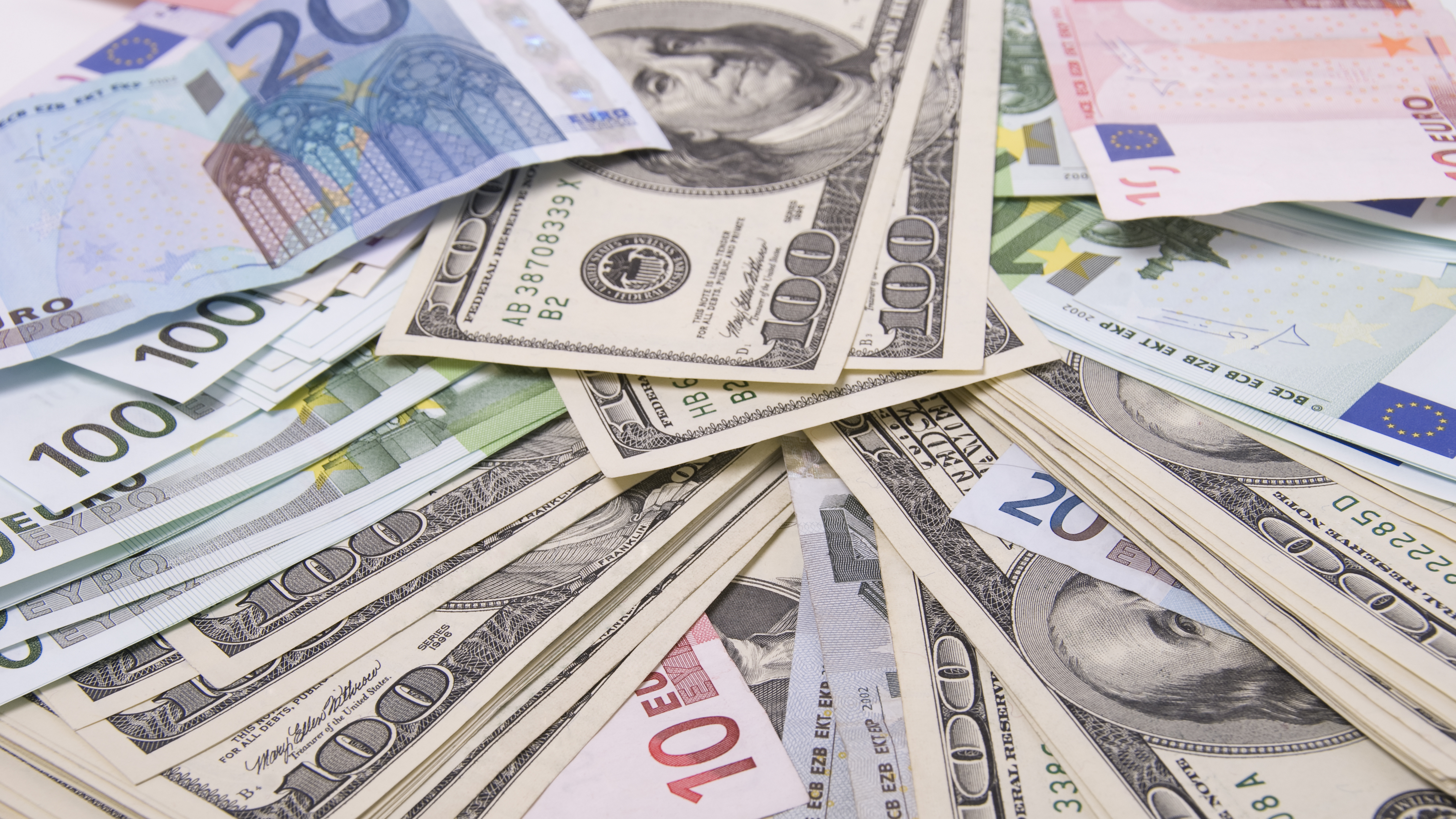 Euro, dolar karşısında 22 ayın en düşük seviyesinde