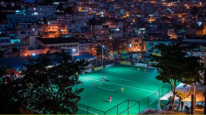 Futbolcuların ayak hareketleriyle aydınlanan ilk futbol sahası