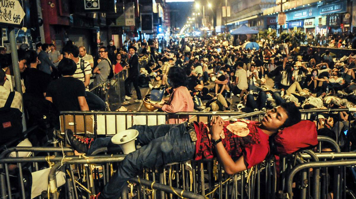 Hong Kong'da polis gösteri alanlarını boşaltıyor