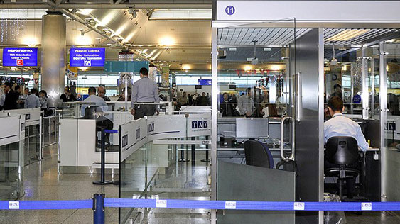 İngiliz pasaportlu 3 genç geri gönderildi