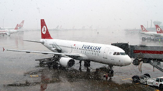 İstanbul'da şiddetli rüzgar uçuşları olumsuz etkiledi