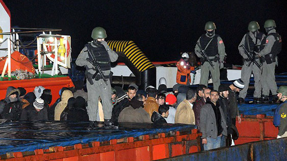 Kaçak göçmen taşıyan yük gemisine operasyon