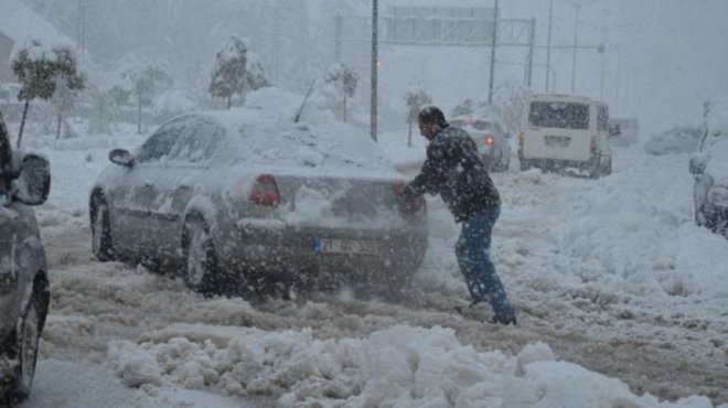 Kar ve tipi bazı yolları kapattı