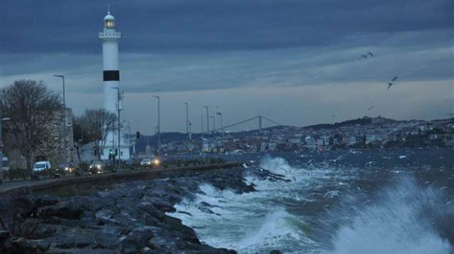 Lodos ağaç devirdi, deniz ve hava seferleri iptal edildi