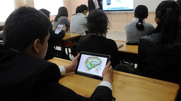 Okul sıralarında hem kitaplar hem tabletler olacak