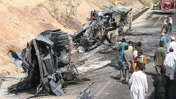 Pakistan'da minibüsün LPG tankı patladı: 10 ölü