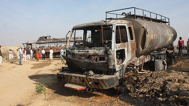 Pakistan'da otobüsle tanker çarpıştı: 57 ölü
