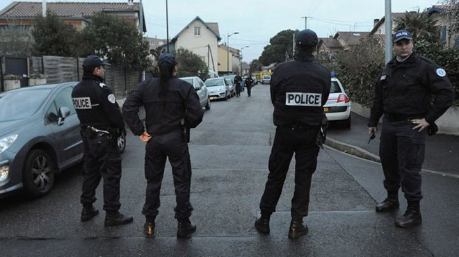 Polis Paris'teki sinagogu boşalttı