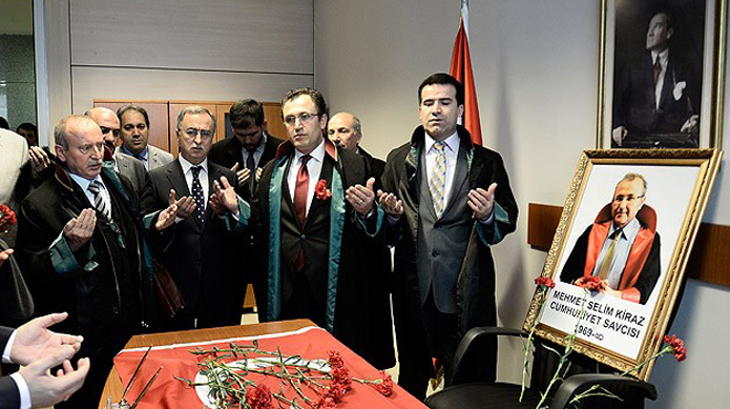 Şehit savcı Kiraz makam odasında anıldı