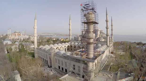 Sultanahmet Camisi'nin bir minaresi kayıyor