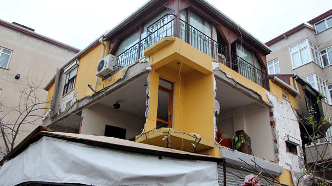 Tuzla'da apartman dairesinde patlama oldu