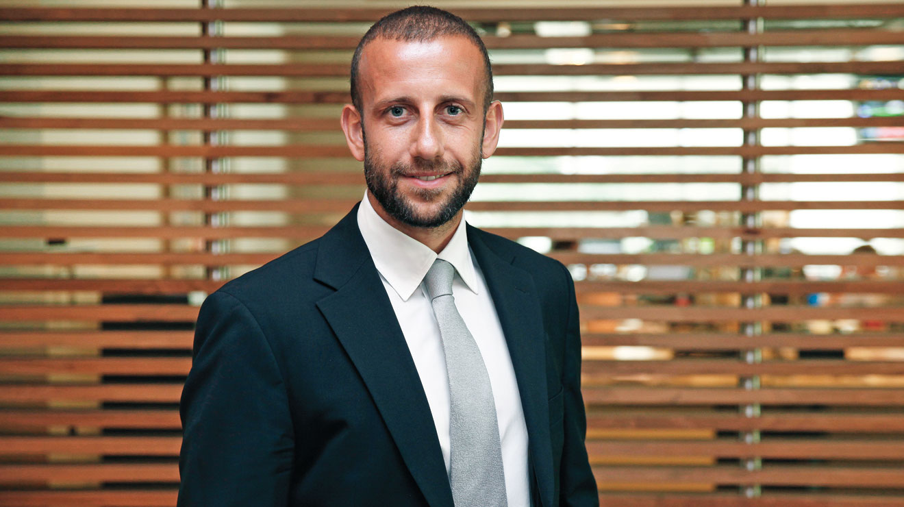 Vedat Mizrahi: Dolarda kalmak lazım