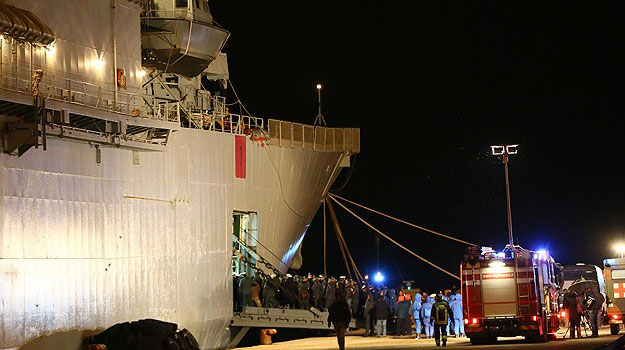 Yanan feribottaki son yolcular da karaya ayak bastı