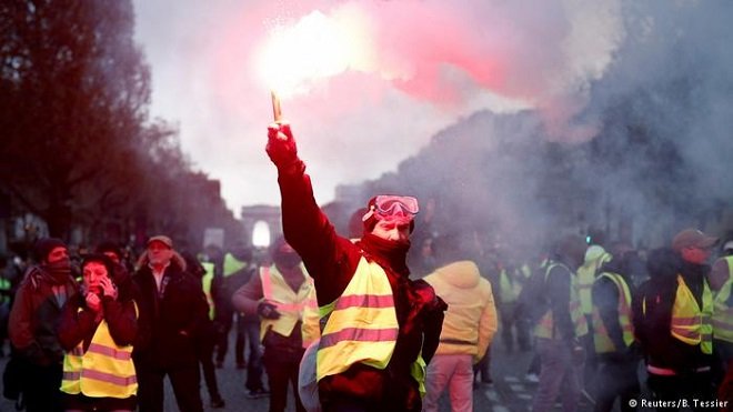 Macron'un önlem paketi Sarı Yeleklileri memnun etmedi