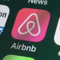 Airbnb, Amazon, ebay, News and other Apps on iPhone screen
